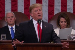 Trump (giữa) đọc Thông điệp Liên bang tại Hạ viện Mỹ. Ảnh: Reuters.