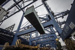 Thông quan hàng hoá tại một cảng của Trung Quốc. Ảnh: Bloomberg.