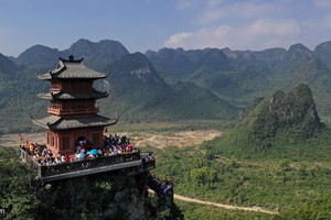 Dòng người đến ngôi chùa lớn nhất thế giới ở Hà Nam dù chưa xây xong