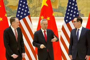 Đại diện Thương mại Mỹ Robert Lighthizer (trái), Phó thủ tướng Trung Quốc Lưu Hạc (giữa) và Bộ trưởng Tài chính Mỹ Steven Mnuchin nói chuyện trước phiên khai mạc đàm phán thương mại tại Bắc Kinh. Ảnh: Reuters.