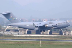 Máy bay C-17 Globemaster III đáp xuống sân bay Nội Bài lúc hơn 13h ngày 20/2. Ảnh: Bá Đô