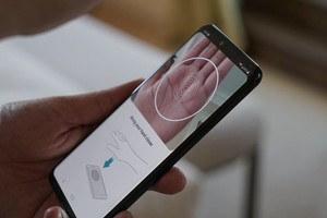 G8 mở khoá và điều khiển bằng cách giơ tay ra phía trước, không cần chạm màn hình.