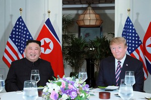 Chủ tịch Kim Jong-un (trái) và Tổng thống Donald Trump (phải) dùng bữa tối tại Hà Nội hôm 27/2. Ảnh: KCNA.