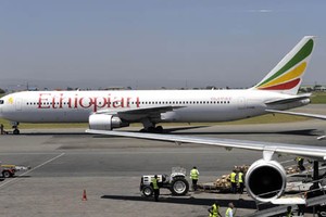 Một chiếc Boeing 737 của hãng Ethiopian Airlines chuẩn bị cất cánh từ Nairobia, Kenya hồi tháng 1/2010. Ảnh: AFP.