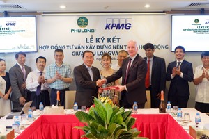 Đại diện lãnh đạo Công ty Phú Long và KPMG ký kết hợp đồng tư vấn xây dựng nền tảng hoạt động.