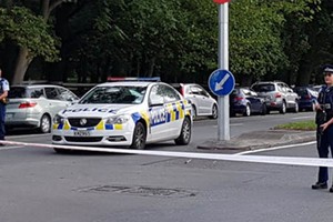 Cảnh sát phong tỏa hiện trường vụ xả súng tại một nhà thờ Hồi giáo ở thành phố Christchurch, New Zealand hôm nay. Ảnh: AFP.