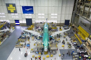 Một chiếc 737 MAX đang được lắp ráp trong xưởng sản xuất của Boeing. Ảnh: Boeing.