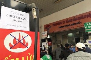 Cửa hàng xăng dầu trên đường Giải Phóng dán thông báo "chưa có xăng RON 95". Ảnh: Hoài Thu.