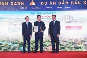 Ông Nguyễn Duy Khánh – Phó tổng giám đốc KDTT công ty Cổ phần Bất động sản Danh Khôi nhận giải thưởng Dự án xanh và thông minh cho dự án Barya Citi.