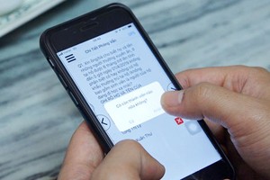 Điều tra viên sử dụng điện thoại thông minh để thu thập số liệu. Ảnh: Tất Định