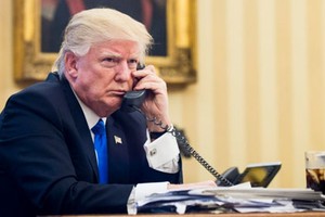 Ông Trump gọi điện tại Phòng Bầu dục tháng 11/2018. Ảnh: Reuters.