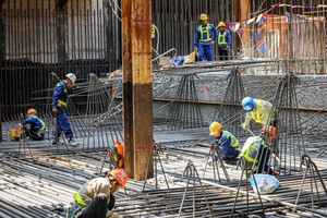 Dự Luật lao động đề xuất quyền nghỉ hưu sớm với những lao động làm công việc đặc biệt nặng nhọc, độc hại và nguy hiểm. Ảnh: Thành Nguyễn.