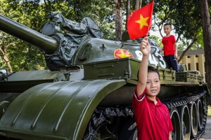 Người dân đội nắng tham quan Dinh Độc Lập ngày 30/4