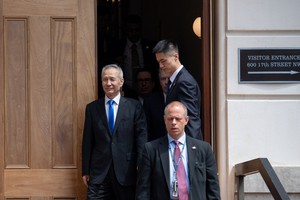 Phó thủ tướng Trung Quốc Lưu Hạc rời đi sau cuộc gặp với đại diện thương mại Mỹ Robert Lighthizer và Bộ trưởng Tài chính Mỹ Steven Mnuchin tại Washington ngày 10-5 - Ảnh: AFP