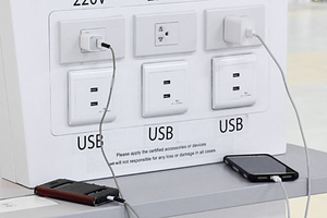 Việc lo lắng cho dữ liệu cá nhân có thể hơi thái quá với hành khách thông thường, tuy nhiên Barlow cho rằng ai cũng nên cẩn trọng khi sử dụng trạm sạc nơi công cộng. Ảnh: Shefinds.