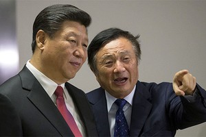 Ông Tập Cận Bình và Nhậm Chính Phi tại trụ sở của Huawei ở London năm 2015. Ảnh: Reuters.