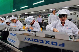 Foxconn hứa sản xuất đầy đủ iPhone cho Apple. Ảnh: FT.