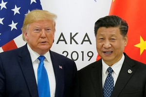 Tổng thống Mỹ Donald Trump (trái) và Chủ tịch Trung Quốc Tập Cận Bình tại cuộc gặp bên lề hội nghị G20 ở Osaka ngày 29/6. Ảnh: Reuters.