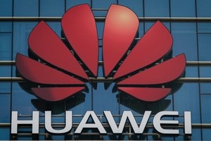 Logo Huawei tại một trụ sở thuộc thành phố Đông Quản, Trung Quốc. Ảnh: Reuters.