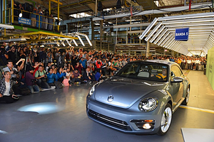 Chiếc VW Beetle cuối cùng lăn bánh khỏi dây chuyền nhà máy ở Mexico. Ảnh: VW