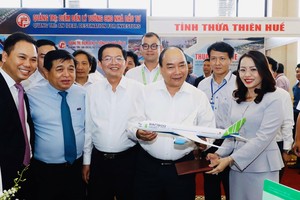 Thủ tướng Chính phủ thăm gian hàng của hãng hàng không Bamboo Airways tại Hội nghị (Ảnh:TTX).