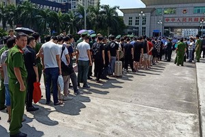 Công an tỉnh Quảng Ninh phối hợp với các đơn vị nghiệp vụ của Bộ Công an bàn giao 28 đối tượng cho Cục Công an TP.Đông Hưng (Trung Quốc) xử lý về hành vi điều hành sàn chứng khoán giả tại TP.Móng Cái, Quảng Ninh
Ảnh: công an cung cấp