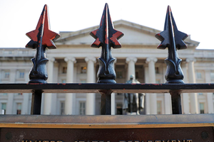 Bên ngoài Bộ Tài chính Mỹ tại Washington. Ảnh: Reuters