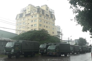 Hàng dài xe chuyên dụng chở các lực lượng cảnh sát, phong tỏa trụ sở Công ty cổ phần Địa ốc Alibaba Trên đường Kha Vạn Cân.