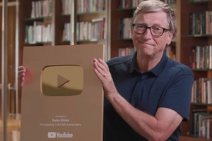 Bill Gates khoe nút vàng sau 7 năm chơi YouTube