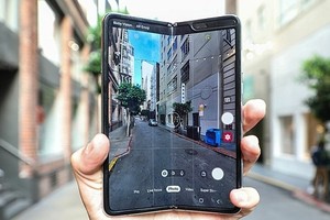 Galaxy Fold sẽ là smartphone màn hình gập đầu tiên được bán chính hãng ở Việt Nam. Ảnh: Gulfnews