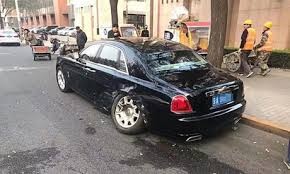 Ôtô Mazda đâm gãy trục xe Rolls-Royce đỗ bên đường