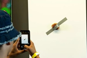 Người dân chụp ảnh chiếc sandwich của hãng Popeyes được dán trên tường hôm 10/11. Ảnh: Insider.