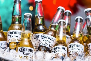 Cùng là Corona nhưng tên hiệu bia có trước tên chủng virus khoảng 4 thập niên. Ảnh: Internet.