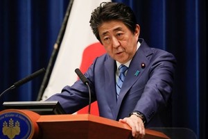 Thủ tướng Nhật Bản Shinzo Abe phát biểu trong cuộc họp báo về phản ứng của Nhật với Covid-19 tại Tokyo hôm 14/3. Ảnh: Reuters.