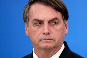 Tổng thống Brazil Bolsonaro công bố các biện pháp kinh tế trong đại dịch Covid-19 ở tại Brasilia hôm 27/3. Ảnh: Reuters.