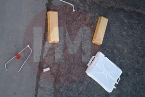 Hình ảnh 2 thỏi vàng nằm cạnh chiếc vali lan truyền trên mạng xã hội ở Nga.
