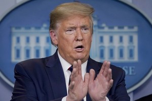 Trump trong cuộc họp báo tại Nhà Trắng hôm 27/3. Ảnh: AFP.