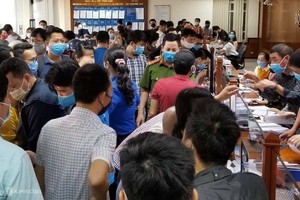 Hàng trăm người chờ hoàn thiện hồ sơ tại trụ sở quận Hải An. Ảnh: Giang Chinh.