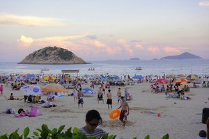 Người dân Hong Kong kéo nhau ra biển trong ngày đầu tiên của kỳ nghỉ lễ Phục sinh. Ảnh: SCMP.