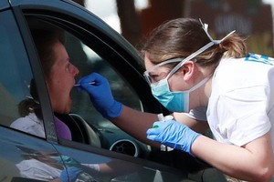 Nhân viên y tế lấy mẫu xét nghiệm tại Chessington, Anh ngày 15/4. Ảnh: Reuters.