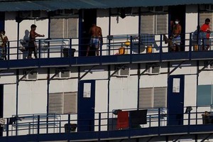 Những người lao động nhập cư trong khu ký túc xá tại một công trường ở Singapore hôm 20/4. Ảnh: Reuters.