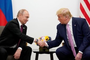 Tổng thống Nga Vladimir Putin và Tổng thống Mỹ Donald Trump tại Osaka, Nhật Bản, ngày 28/6/2019. Ảnh: Reuters.