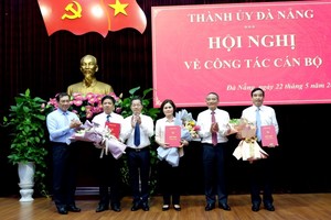 Bí thư Thành ủy Đà Nẵng Trương Quang Nghĩa; Phó Bí thư Thường trực Thành ủy Nguyễn Văn Quảng; Chủ tịch UBND thành phố Huỳnh Đức Thơ trao quyết định và chúc mừng 3 tân Ủy viên Thường vụ Thành ủy.
