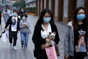 Người tiêu dùng tại một khu mua sắm ở Trung Quốc. Ảnh: Reuters.