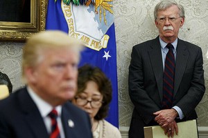 Tổng thống Mỹ Trump (trái) và cựu cố vấn an ninh quốc gia Bolton ở Nhà Trắng, thủ đô Washington, tháng 9/2019. Ảnh: AP.