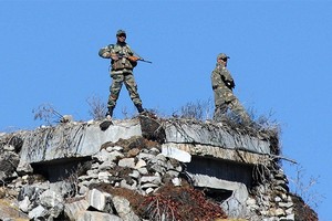 Binh sĩ Ấn Độ gác tại đèo Bumla dọc theo biên giới với Trung Quốc, tháng 10/2012. Ảnh: AFP.