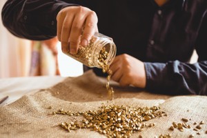 Giá vàng hôm nay ngày 23/4: Giá vàng đảo chiều giảm mạnh