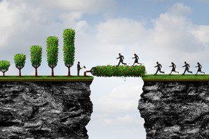 Thị trường tài chính 24h: Giá vàng đảo chiều giảm sâu, Bitcoin tăng tốc