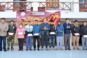 Đại diện Báo Điện Biên Phủ, Báo Đầu tư và Đảng bộ, chính quyền xã Phình Giàng trao quà tết cho người dân địa phương.