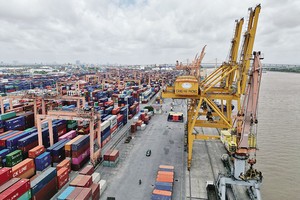 Sản xuất hồi phục, nên xuất nhập khẩu cũng tích cực hơn. Trong ảnh: Hàng hóa xuất nhập khẩu đang được luân chuyển qua cảng Hải Phòng